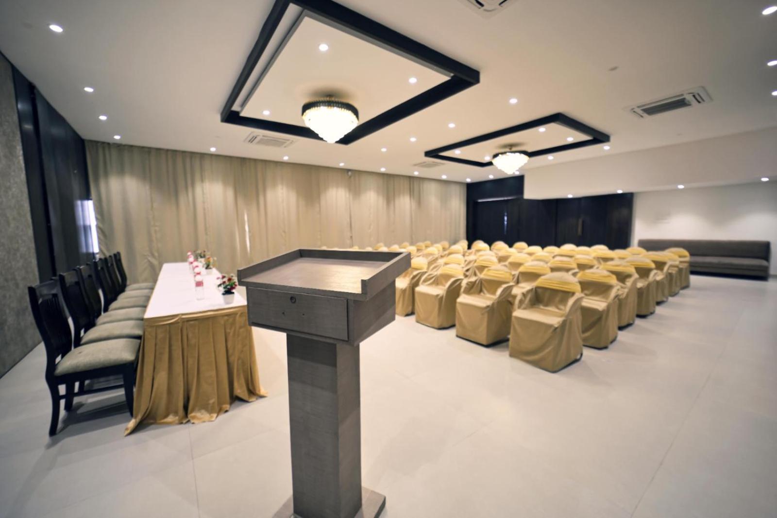 Hotel Prag Continental Guwahati Eksteriør billede