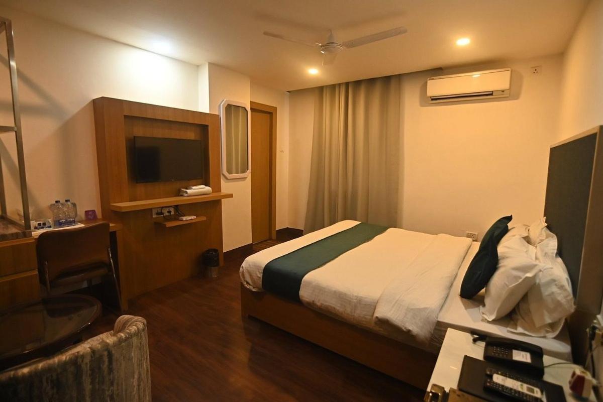 Hotel Prag Continental Guwahati Eksteriør billede