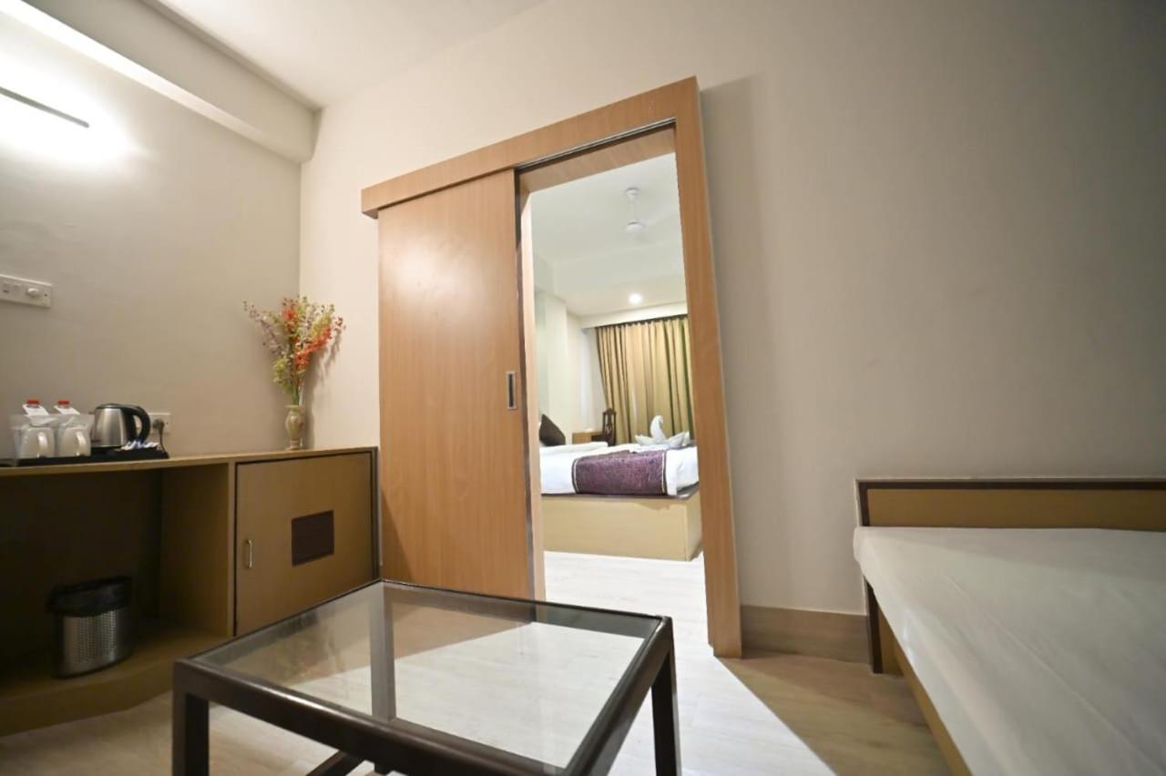 Hotel Prag Continental Guwahati Eksteriør billede