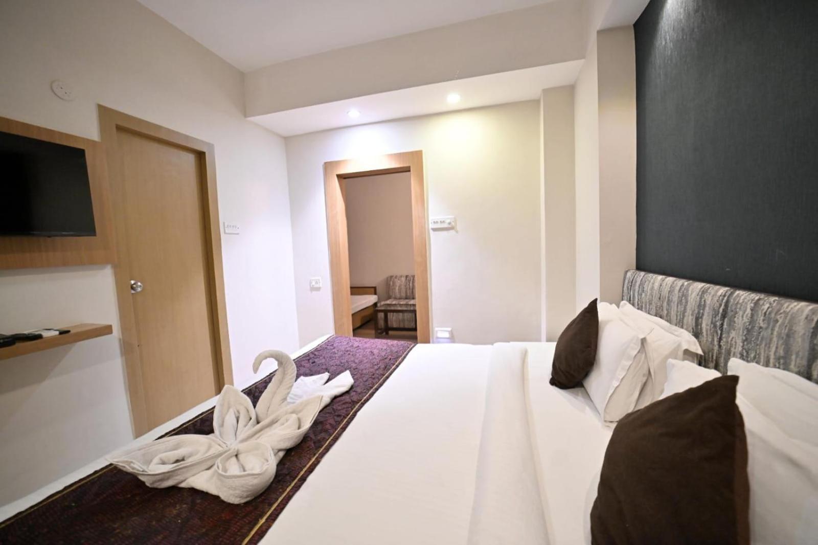 Hotel Prag Continental Guwahati Eksteriør billede