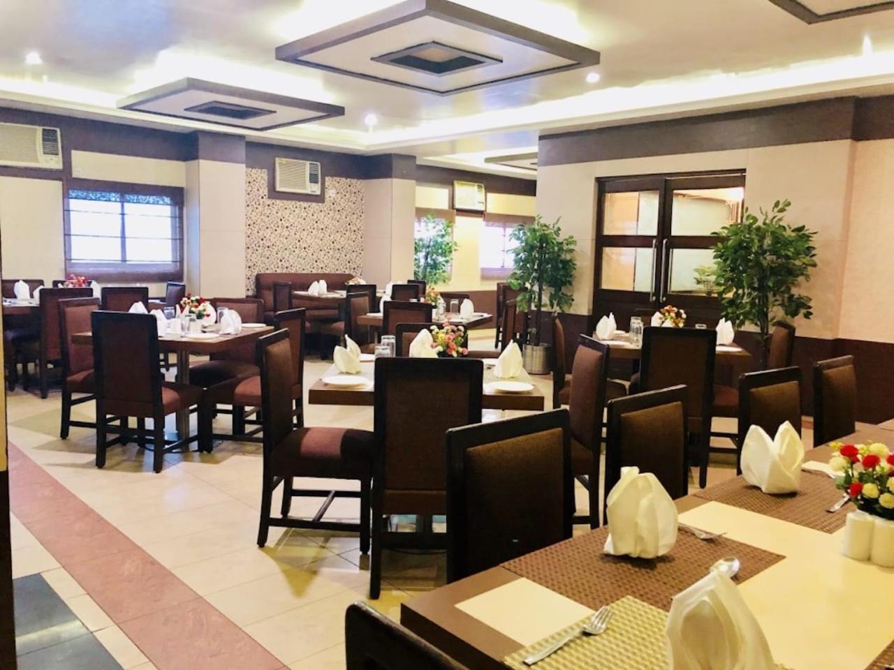 Hotel Prag Continental Guwahati Eksteriør billede